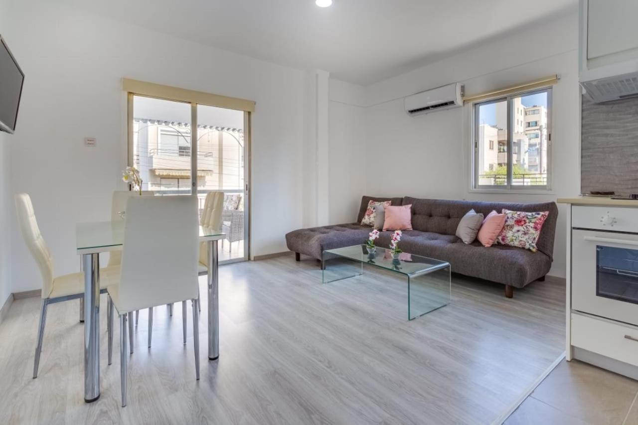 Downtown Larnaca Apartment Exterior photo